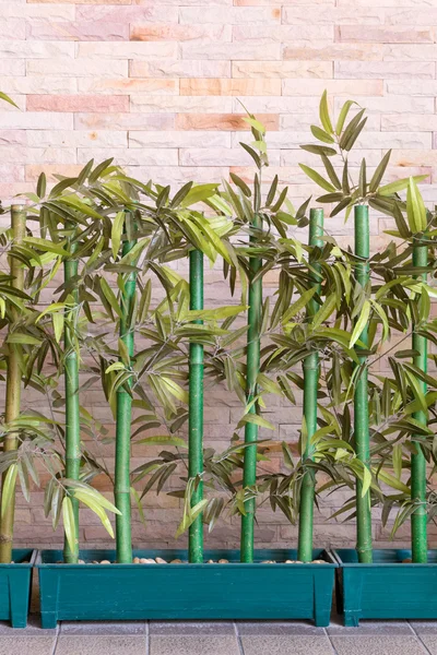 オレンジ色の壁の前にプラスチック製の竹のパターン — ストック写真