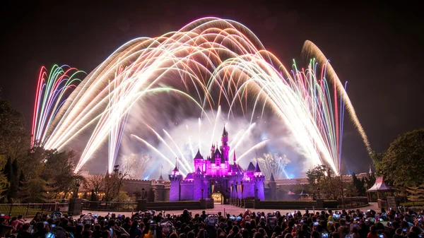 Hong Kong, Çin - 28 Şubat 2014 tarihinde Hong Kong Disneyland, 28 Şubat 2014 havai fişek gösterisi
