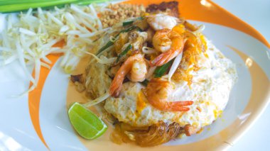 Tayland s Milli yemekleri, yumurta, sebze ve karides tavada kızartılmış pirinç şehriye Tay yastık.