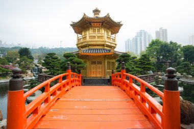 Altın köşk ve Nan Lian Bahçe Chi Lin Nunnery, Hong Kong ünlü dönüm noktası yakınındaki kırmızı köprü