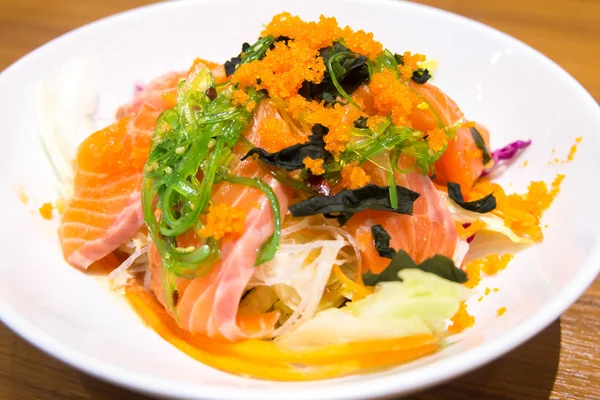 Salmon salad with japanese seaweed — Stock Photo, Image