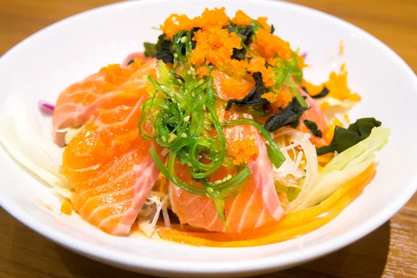 Salmon salad with japanese seaweed — Stock Photo, Image