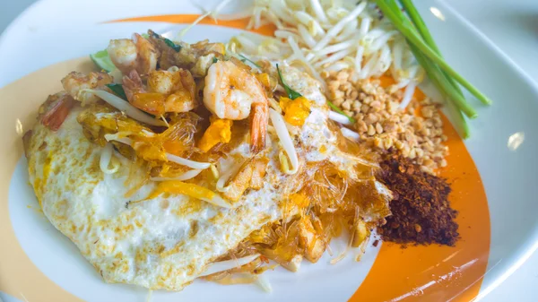 Tailandia s piatti nazionali, tagliatelle di riso fritto con uova, verdure e gamberetti Pad Thai — Foto Stock