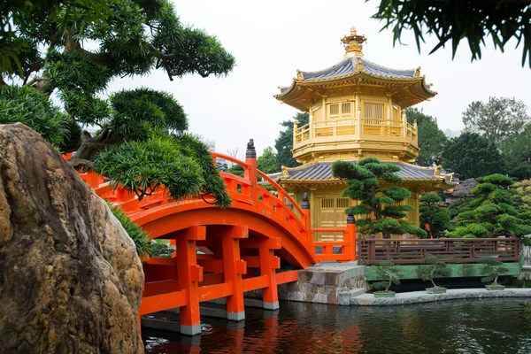 The Golden pavilion and red bridge in Nan Lian Garden near Chi Lin Nunnery, famous landmark in Hong Kong — Stock Photo, Image