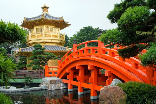 De gouden paviljoen en rode bridge in Nan Lian tuin in de buurt van Chi Lin Nunnery, beroemde bezienswaardigheid in Hong Kong — Stockfoto