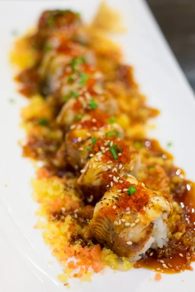 장 어 롤, 훈제 장 어, 쌀과 달콤한 saurce의 일본 음식을 만든 스톡 사진