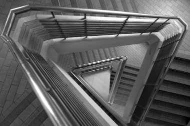 siyah ve beyaz ses tonuyla üçgen merdiven paterni