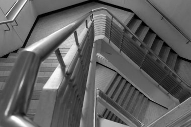 siyah ve beyaz ses tonuyla üçgen merdiven paterni