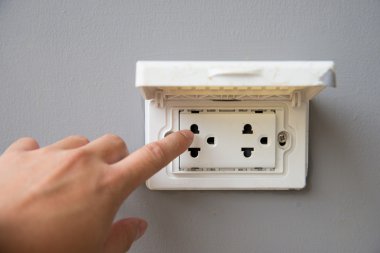 Can touch Tayland tak soket gri arka plan üzerinde kapak korumasıyla