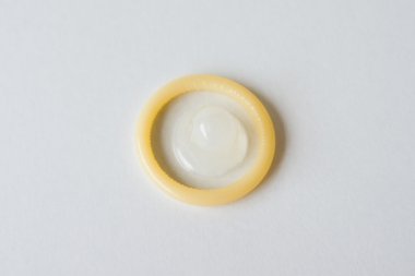 Beyaz arkaplanda izole edilmiş prezervatif