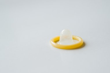 Beyaz arkaplanda izole edilmiş prezervatif