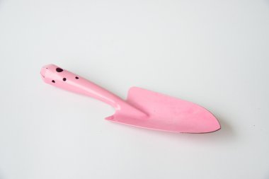 Beyaz arka plan üzerinde izole küçük pembe kürek