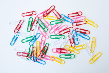 Beyaz arka plan üzerinde renkli ataç çeşitli