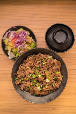 Gyudon kümesi: sığır eti ve pirinç ile Japon yemekleri