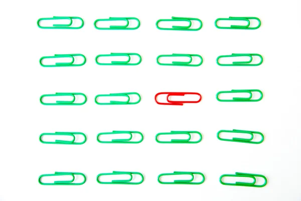 Variedade de clipes de papel coloridos em fundo branco: conceito de objeto diferente — Fotografia de Stock