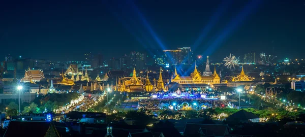 BANGKOK, TAILANDIA - DIC 5, Vista panorámica en Sanam Luang y Gran Palacio, 5 de diciembre de 2014. Gente reuniéndose aquí para ver fuegos artificiales y celebrar a Su Majestad el Rey — Foto de Stock