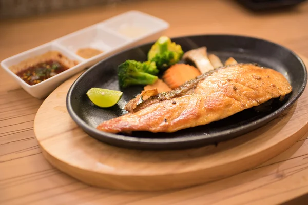 Набор жареного японского стейка из лосося — стоковое фото