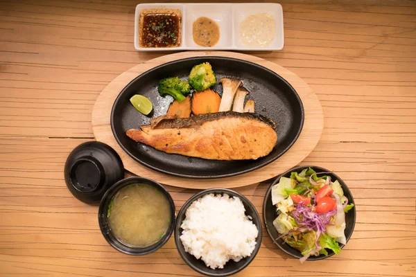 Conjunto de bife de salmão japonês grelhado — Fotografia de Stock