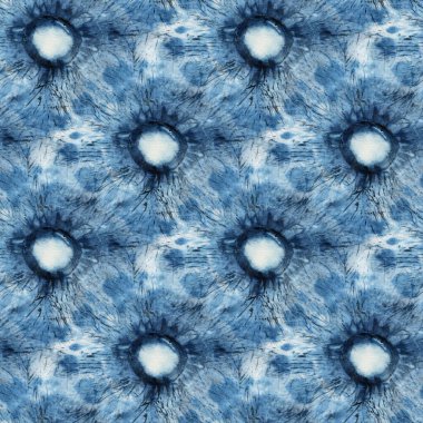 Beyaz ipeğin üzerindeki çivit rengi kusursuz kravat boyası deseni. El boyası kumaşlar - nodüler batik. Shibori boyaması.. 