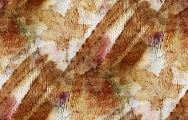 비단에 나뭇잎 프린트 손으로 — 스톡 사진