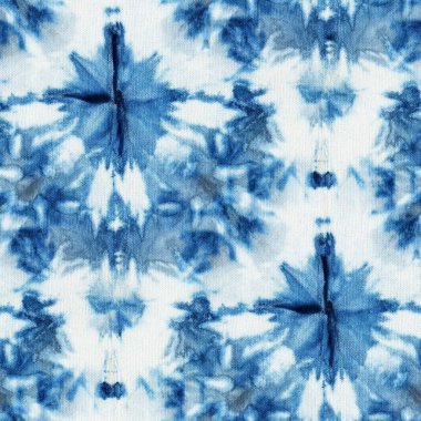 Beyaz ipeğin üzerindeki çivit rengi kusursuz kravat boyası deseni. El boyası kumaşlar - nodüler batik. Shibori boyaması.. 