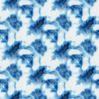 Beyaz ipeğin üzerindeki çivit rengi kusursuz kravat boyası deseni. El boyası kumaşlar - nodüler batik. Shibori boyaması.. 