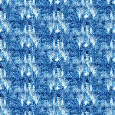 Beyaz ipeğin üzerindeki çivit rengi kusursuz kravat boyası deseni. El boyası kumaşlar - nodüler batik. Shibori boyaması.. 