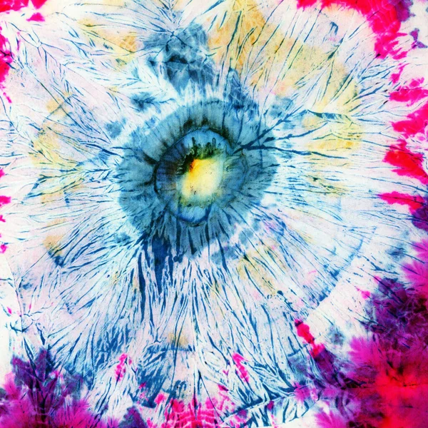 Beyaz ipek üzerinde kravat boyası izi. El boyası kumaşlar - nodüler batik. Shibori boyaması.. 