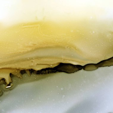 Şeffaf alkol lekeleri olan soyut bir arkaplan. El çizimi illüstrasyon.