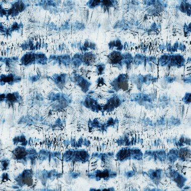 Beyaz ipeğin üzerindeki çivit rengi kusursuz kravat boyası deseni. El boyası kumaşlar - nodüler batik. Shibori boyaması.. 