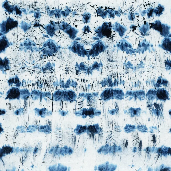 Beyaz Ipeğin Üzerindeki Çivit Rengi Kravat Boyası Boyası Kumaşlar Nodüler — Stok fotoğraf