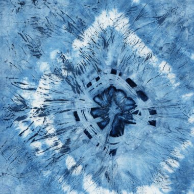 Beyaz ipeğin üzerindeki çivit rengi kravat boyası. El boyası kumaşlar - nodüler batik. Shibori boyaması.. 