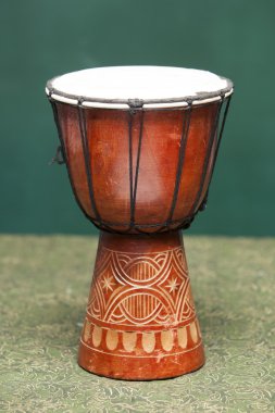 Aşiret davul üzerinde beyaz izole