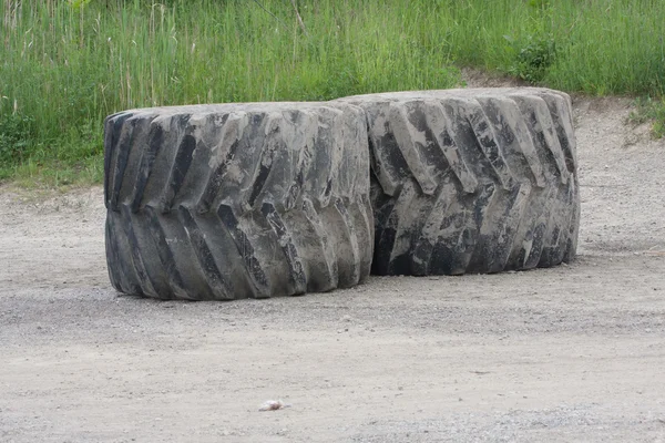 Гигантские каучуковые шины — стоковое фото