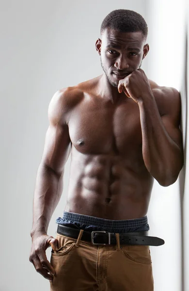 Dark Skinned Male Fitness Model on Light Background — Stockfoto