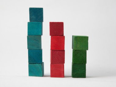 Beyaz arka plan üzerinde renkli küpler