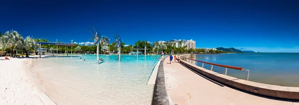 L'Esplanade de Cairns avec lagune de baignade — Photo