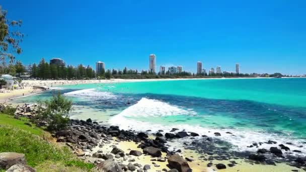 Gold Coast skyline et plage de surf — Video