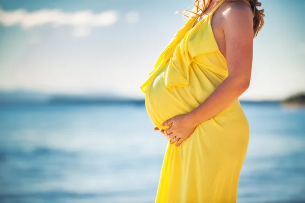 Profile view of pregnant woman with long hair — Stock Photo, Image