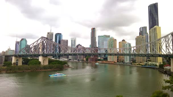 Panoramisch uitzicht op de Skyline van Brisbane met Story Bridge en de rivier. — Stockvideo
