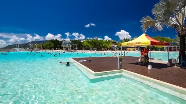 Lagoa de natação tropical na Esplanada em Cairns com praia artificial, Queensland, Austrália . — Vídeo de Stock