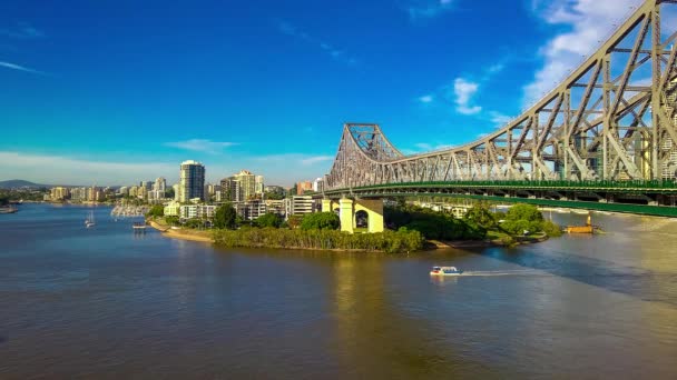 Brisbane, Aus - 06 Mayıs 2016: Hikaye Köprüsü ve nehir ile Brisbane Skyline panoramik görünümü. Avustralya'nın üçüncü büyük şehri, Queensland'ın başkentidir.. — Stok video