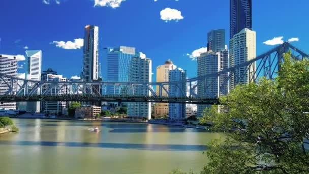 Brisbane, aus-juni 7 2016: panning uitzicht op de skyline van Brisbane met Story Bridge en de rivier. Het is Australias de derde grootste stad, de hoofdstad van Queensland. — Stockvideo