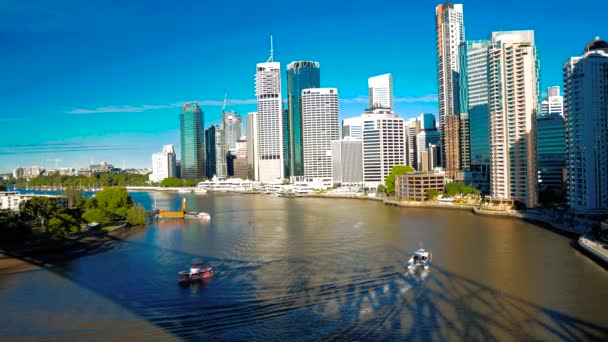 Brisbane, Aus - Haz 10 2016: Nehir üzerinde feribot ile Brisbane Skyline. Avustralya'nın üçüncü büyük şehri, Queensland'ın başkentidir.. — Stok video