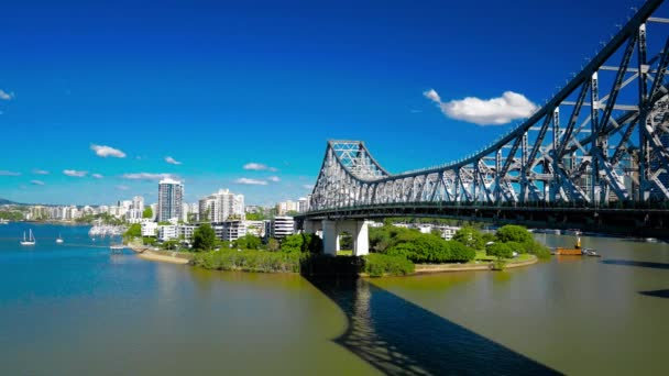 Brisbane, aus-jun 10 2016: Brisbane Story Bridge met uitzicht op Kangaroo Point. — Stockvideo