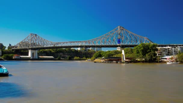 Brisbane, aus-juli 1 2016: Brisbane Story Bridge en close up van Ferry citycar op de rivier. — Stockvideo