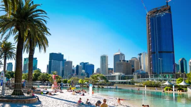 Brisbane, AUS-juli 03 2016: Streets Beach i South Bank Parkland. Det är Inner-stad man-Made stranden bredvid centrum. — Stockvideo