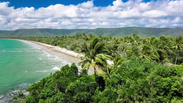 Port Douglas vier mile beach en ocean op zonnige dag, Queensland, Australië — Stockvideo