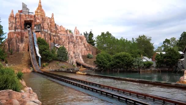 GOLD COAST, AUSTRALIA - JUN 12, 2016: Visitors ride on Wild West Falls Adventure Ride in Movie World Gold Coast Queensland Australia — Stock Video