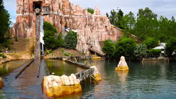 Gold Coast, Australië-jun 12, 2016: bezoekers rijden op Wild West Falls Adventure Ride in Movie World Gold Coast Queensland Australië — Stockvideo